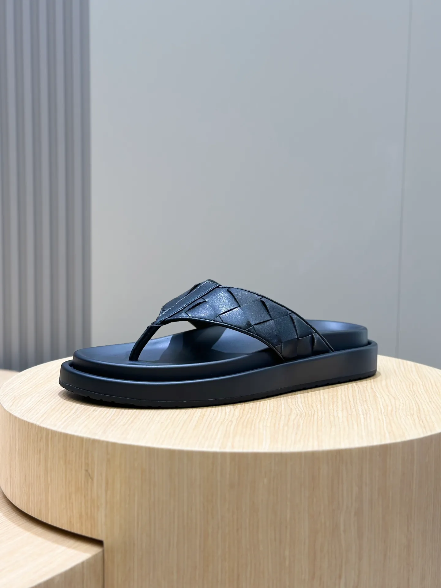 Factory price: 360💰BV hand-woven men's slippers and sandals - suitable for walking. It still emphasizes minimalism and practical wearability, but is full of vivid artistry. Super classic, luxurious and comfortable, imported cowhide + cowhide lining + lightweight outsole Size: 39-44 (customized at 38.45)